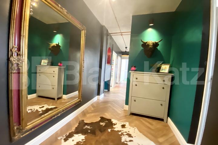 A very generous top floor apartment & superbly located   Neckinger Enid street , London Bridge / Bermondsey  